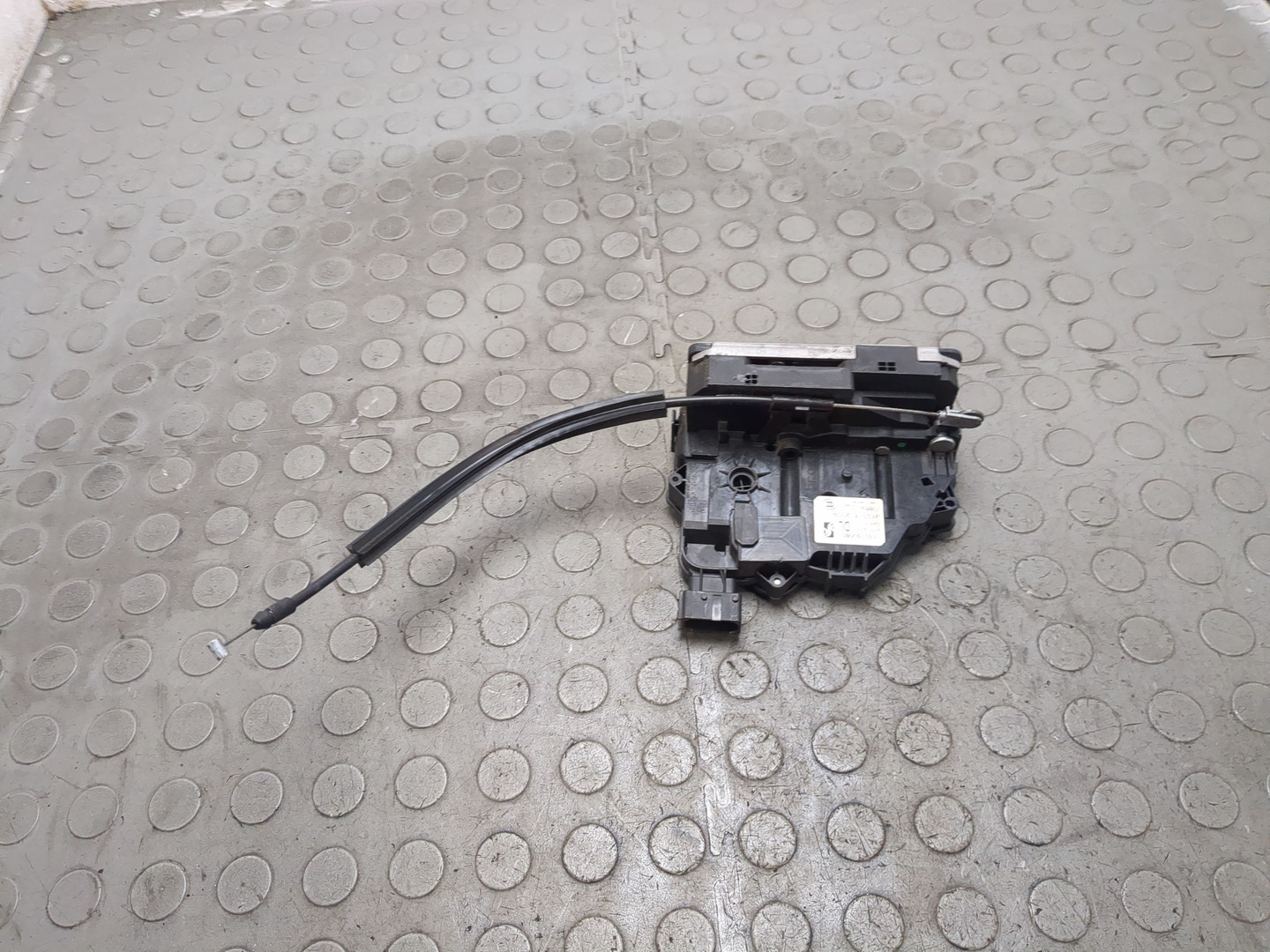 Замок двери передней левой