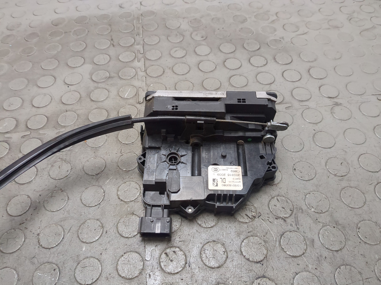 Замок двери передней левой