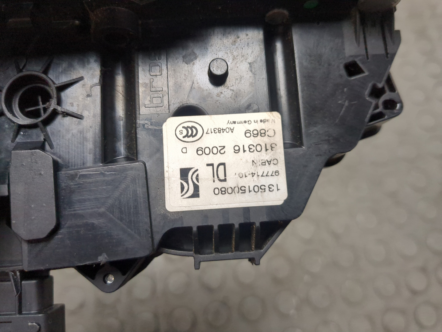 Замок двери передней левой