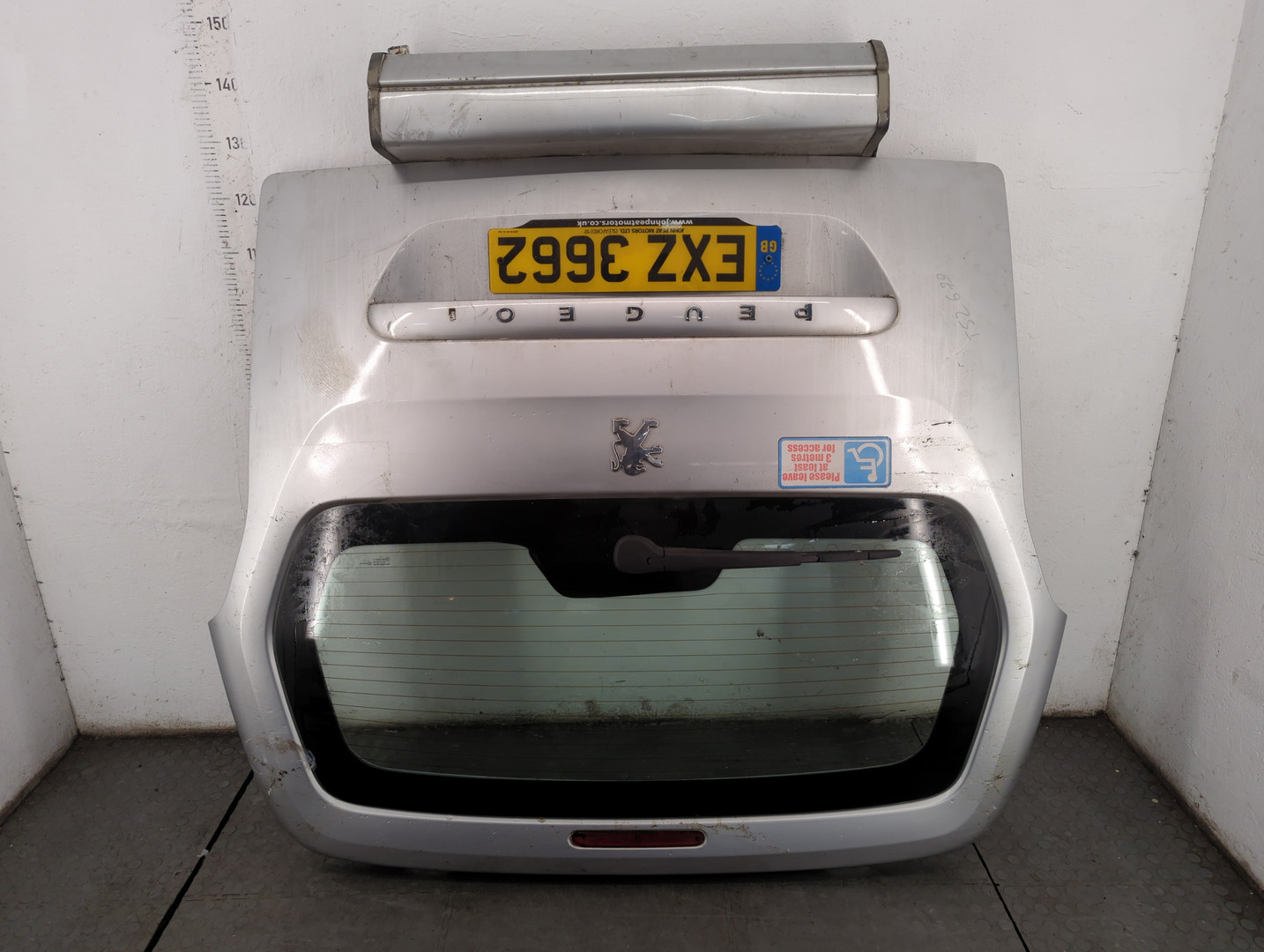 Дверь багажника