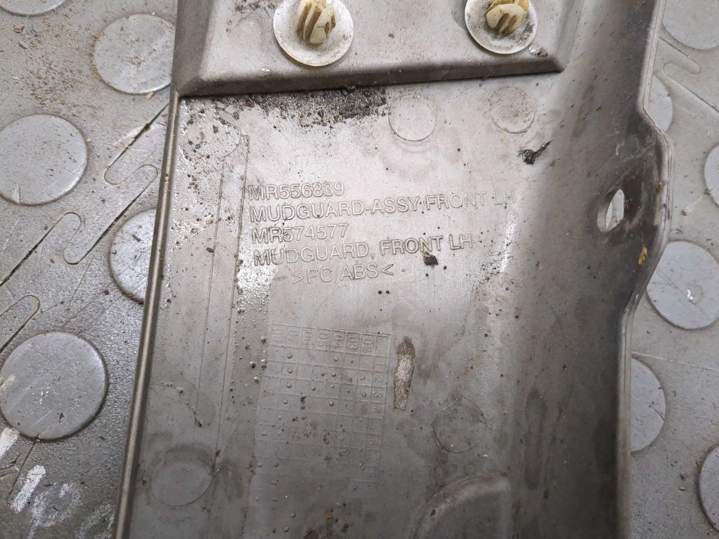 Накладка переднего крыла левого