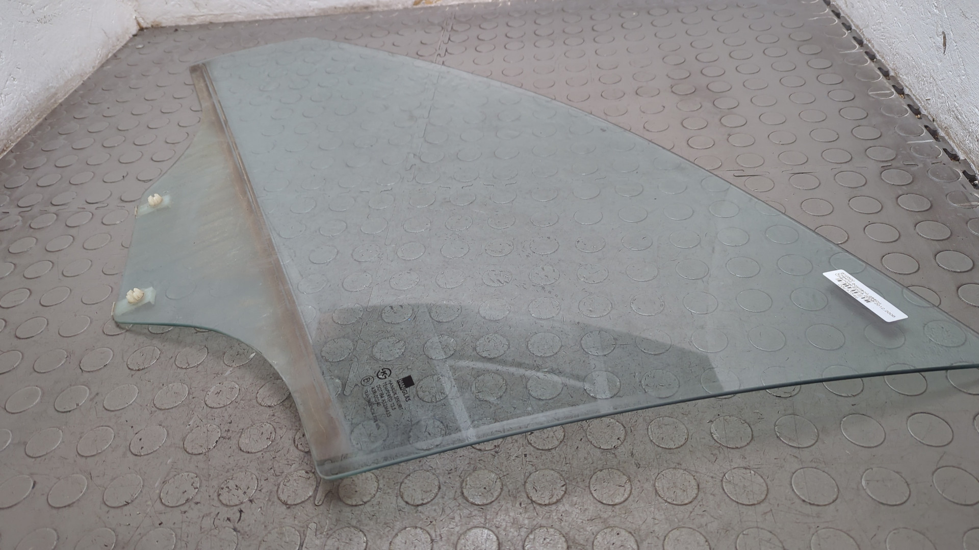 Стекло двери передней левой