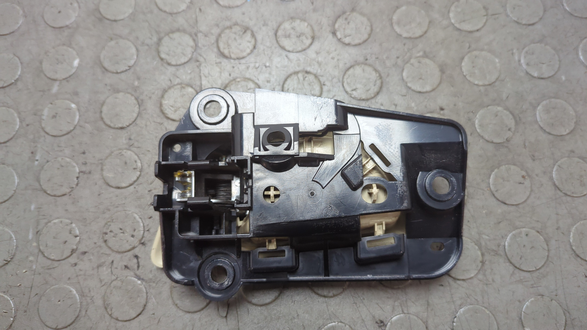 Ручка двери передней внутренняя левая