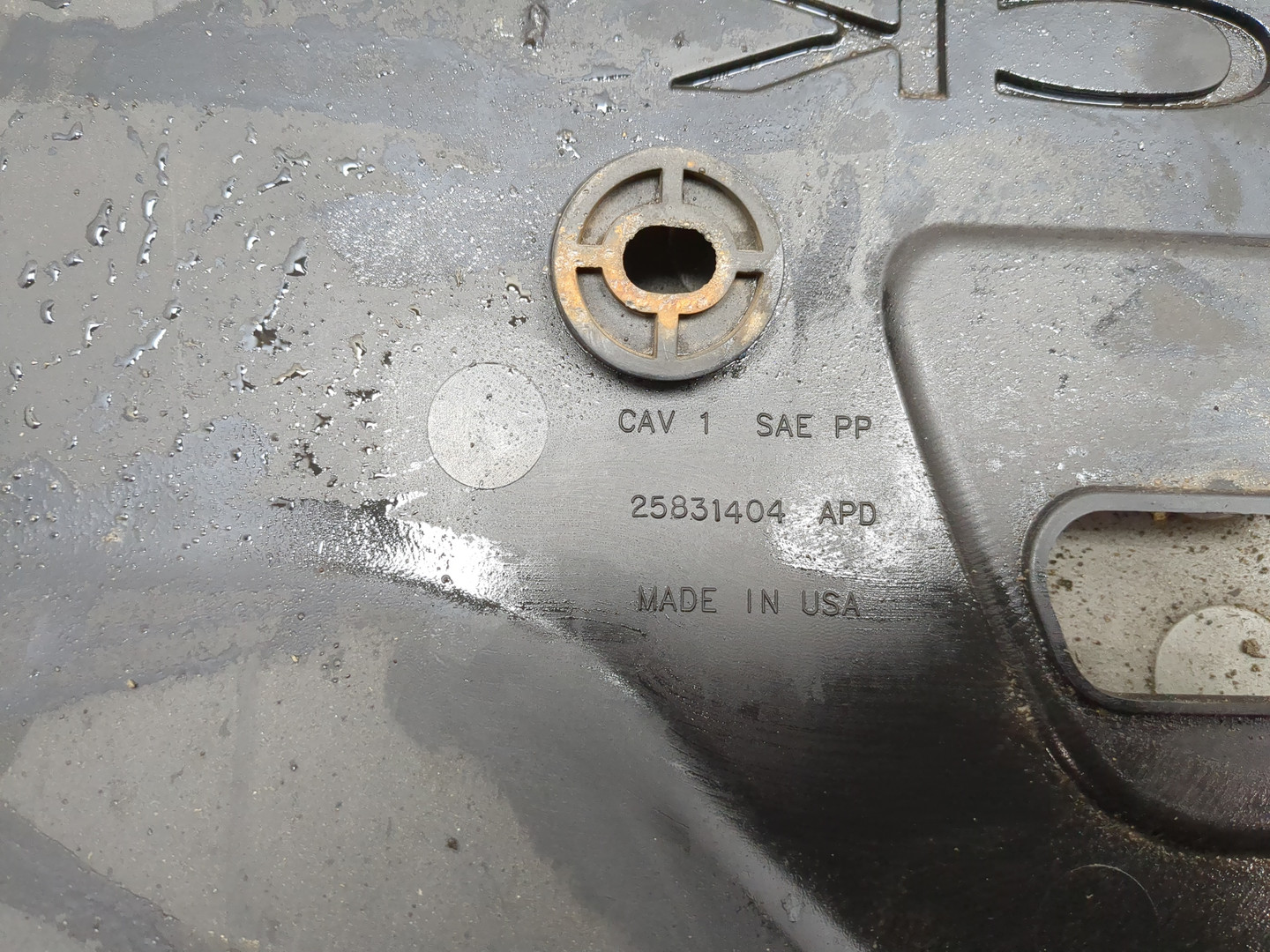 Кожух замка капота