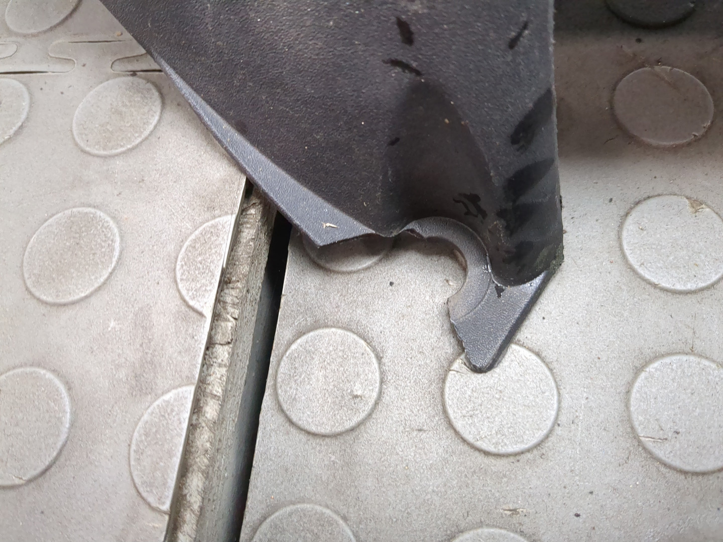 Кожух замка капота