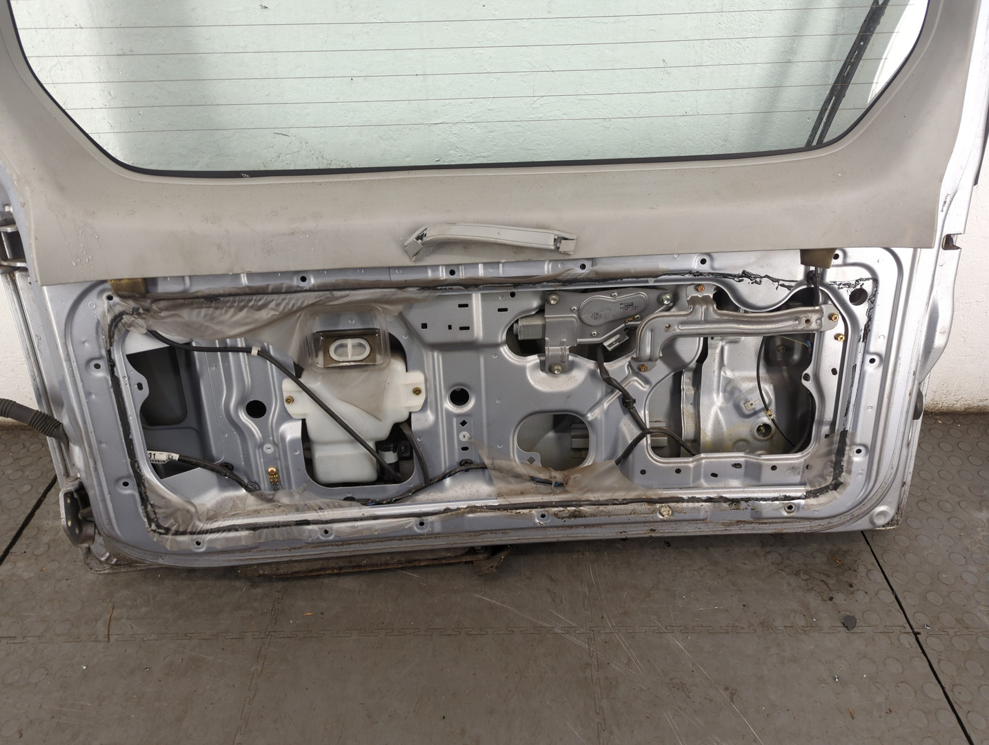 Дверь багажника