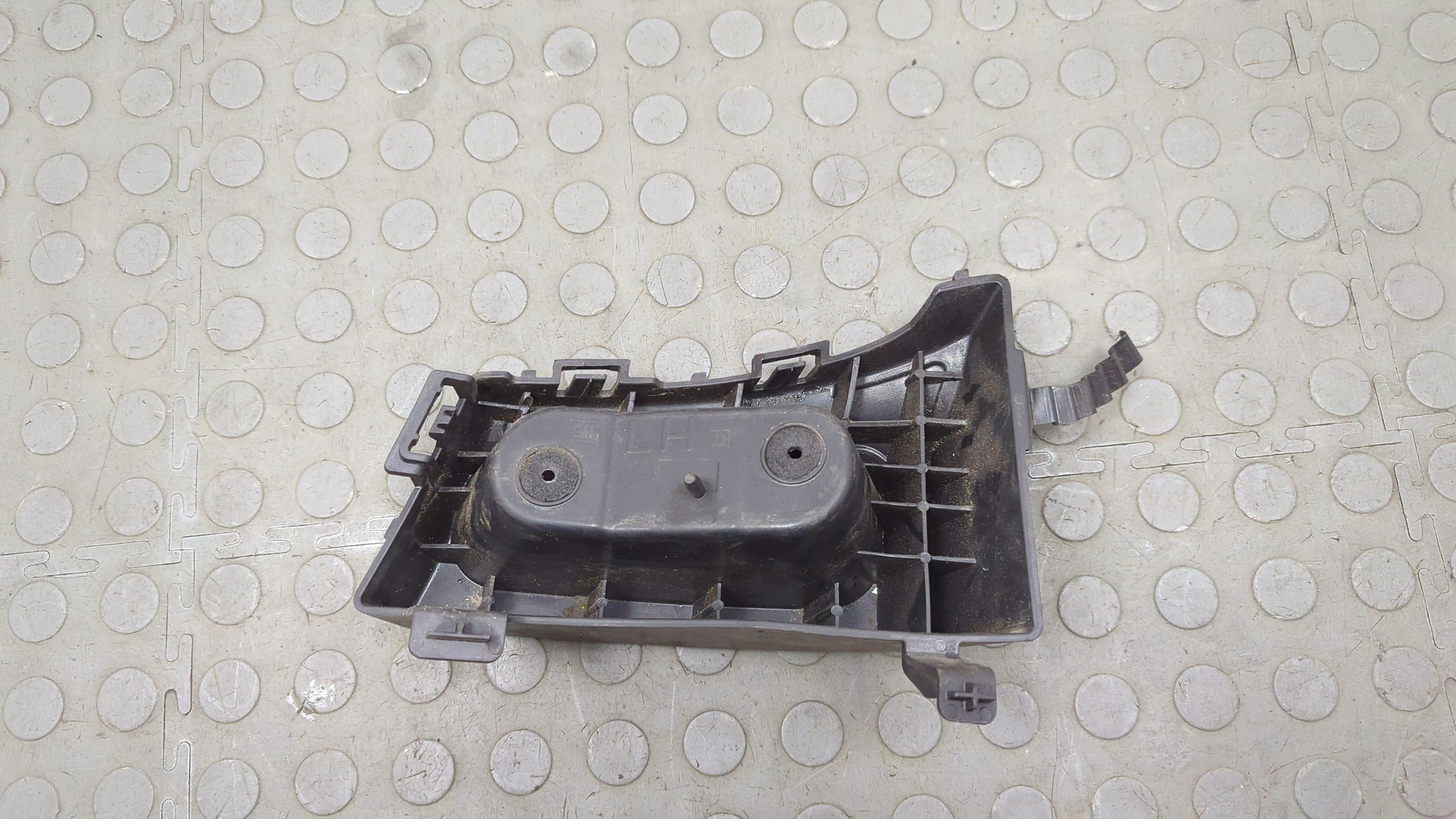 Кронштейн заднего бампера левый