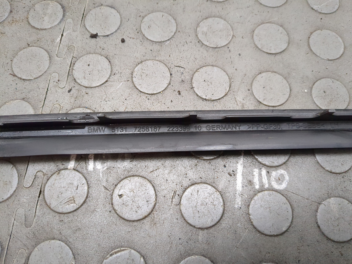 Молдинг лобового стекла