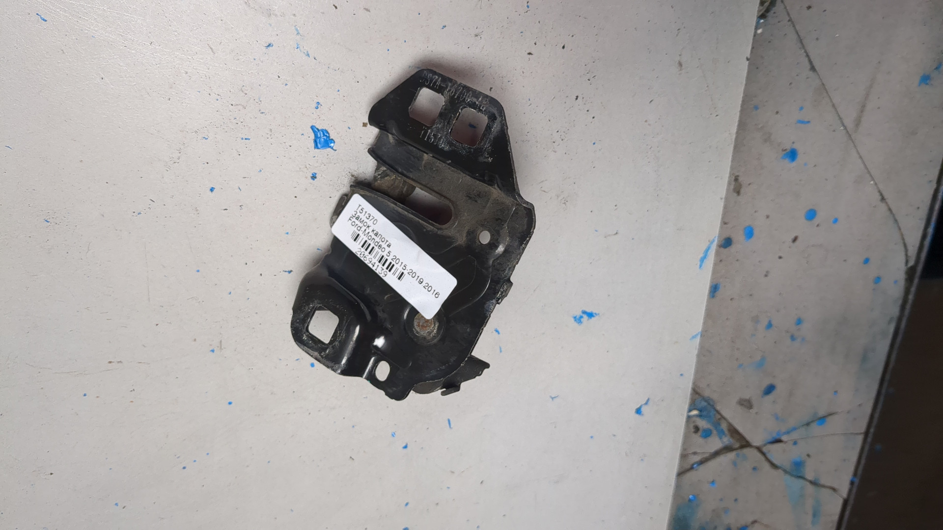 Замок капота