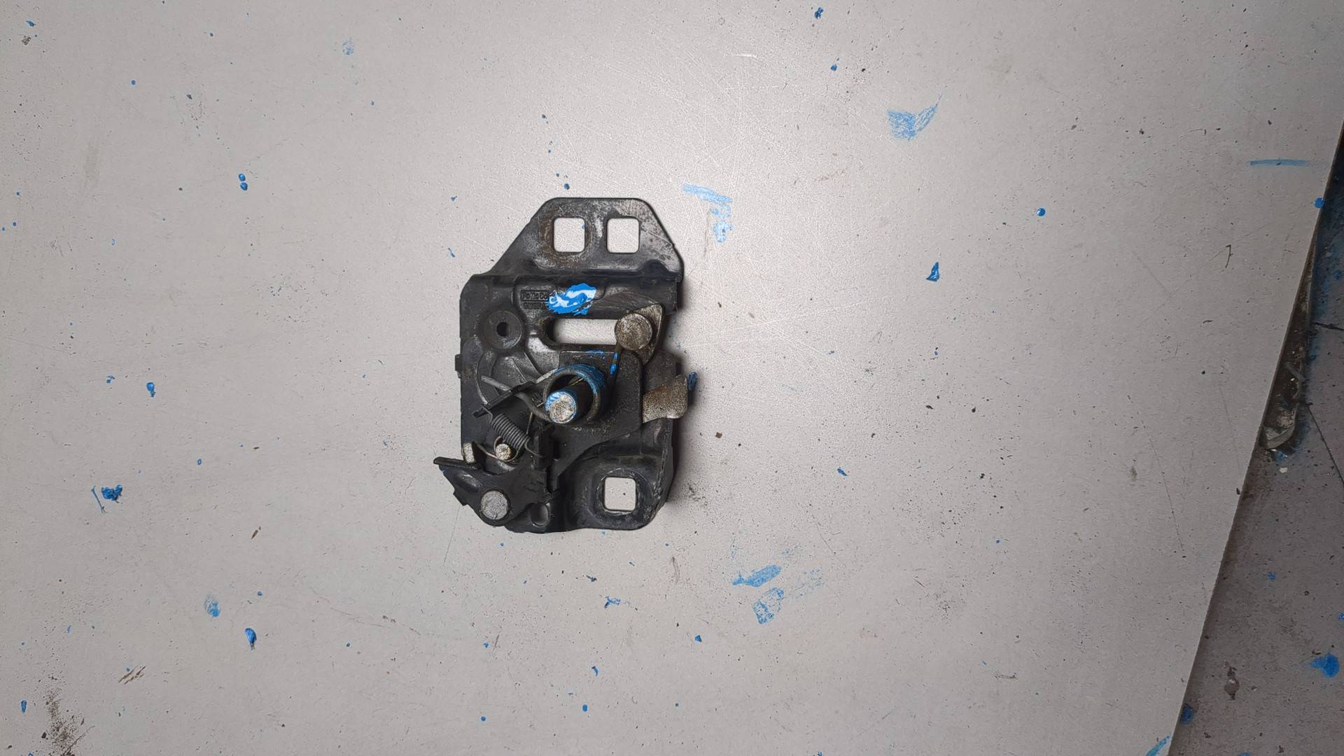 Замок капота