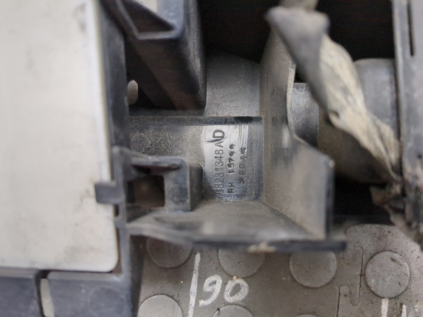 Кронштейн переднего бампера правый