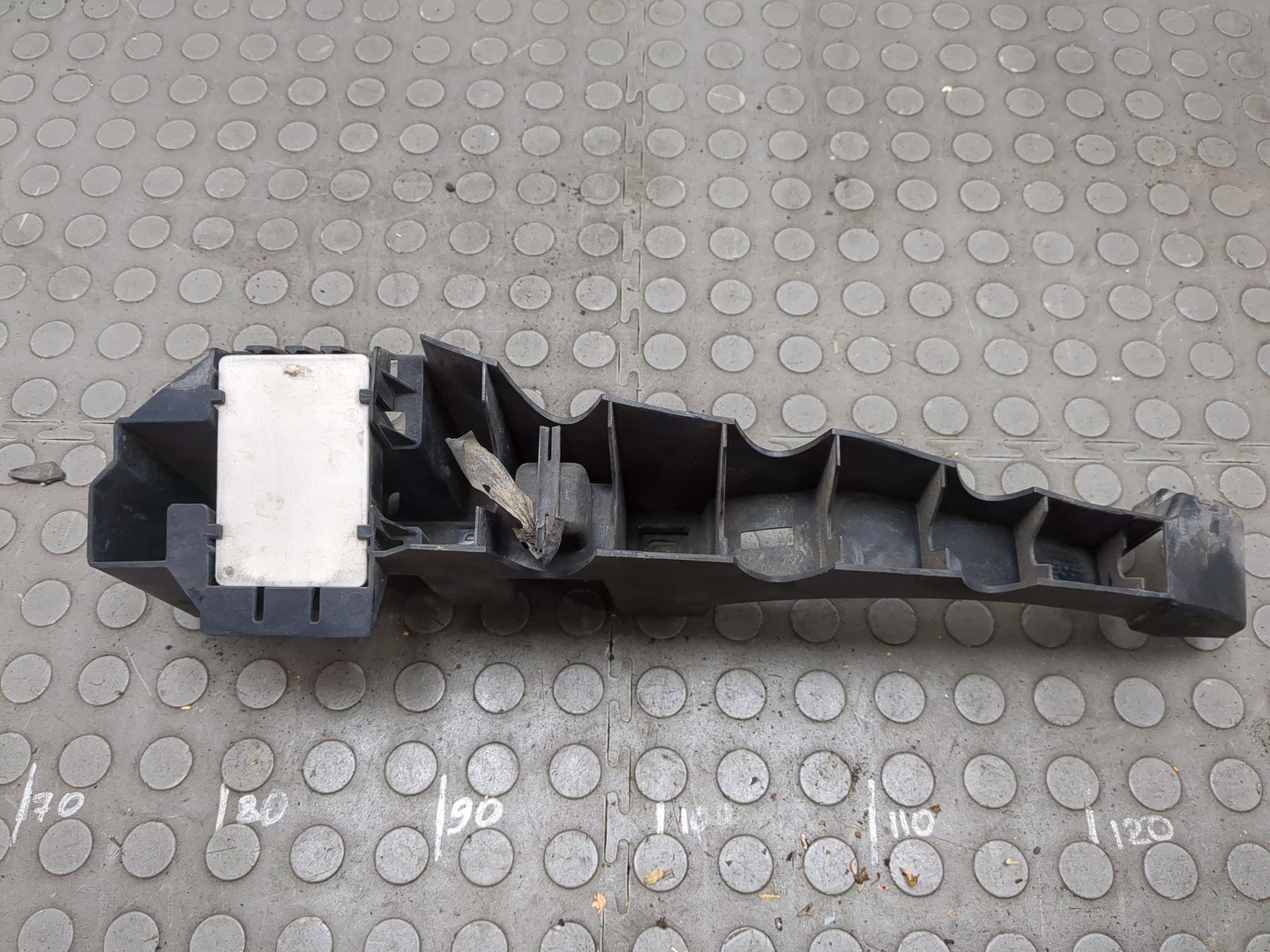 Кронштейн переднего бампера правый