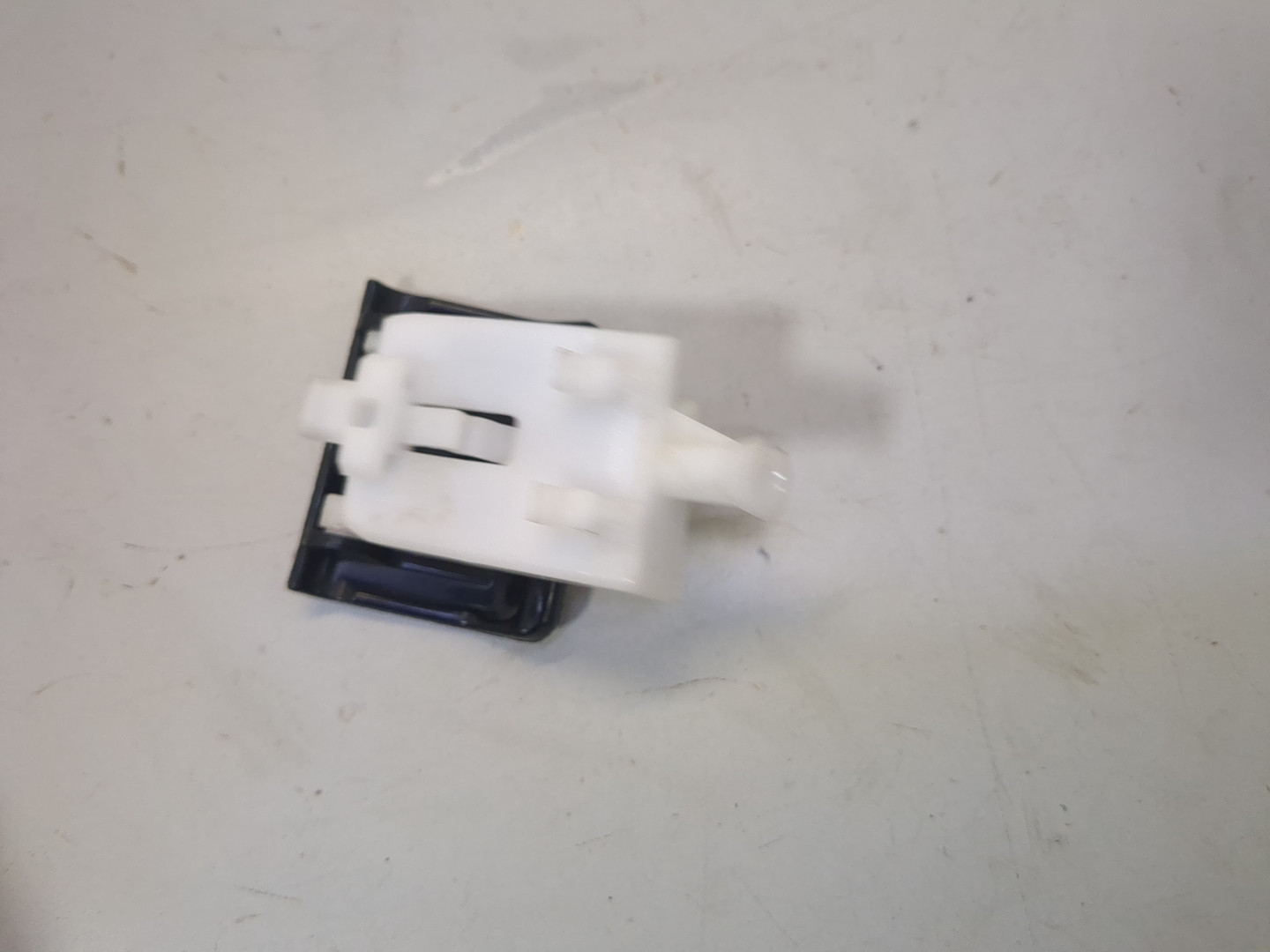 Ручка открывания капота