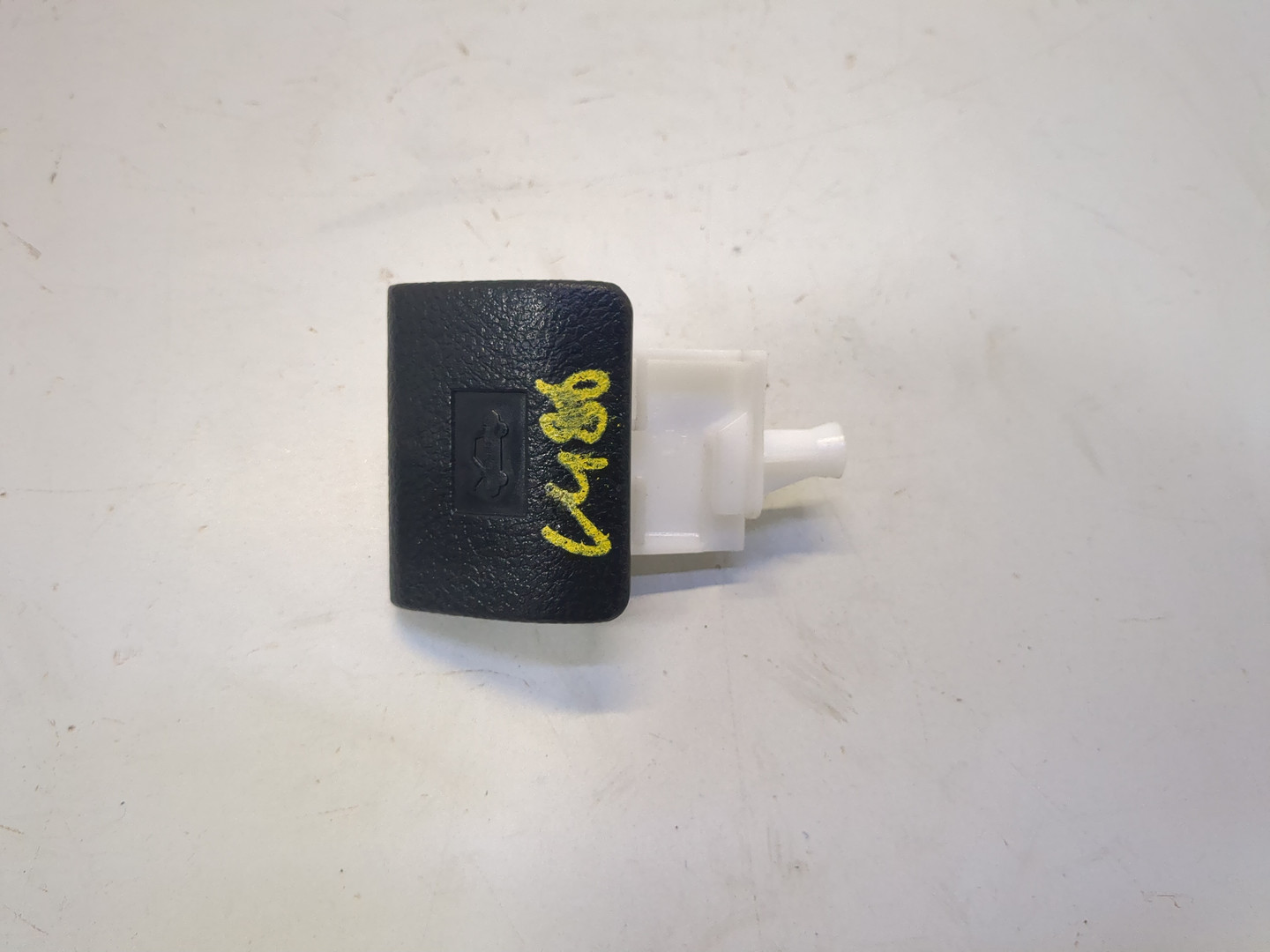 Ручка открывания капота