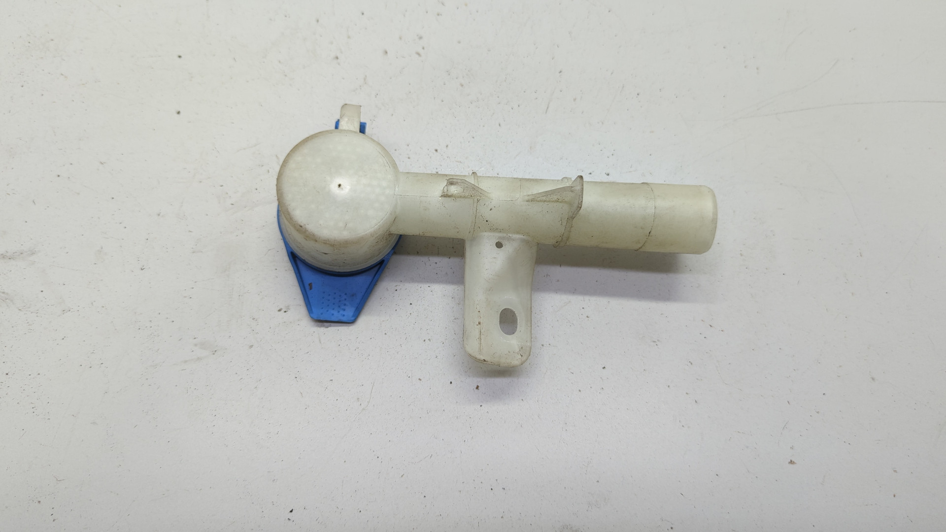 Горловина бачка омывателя