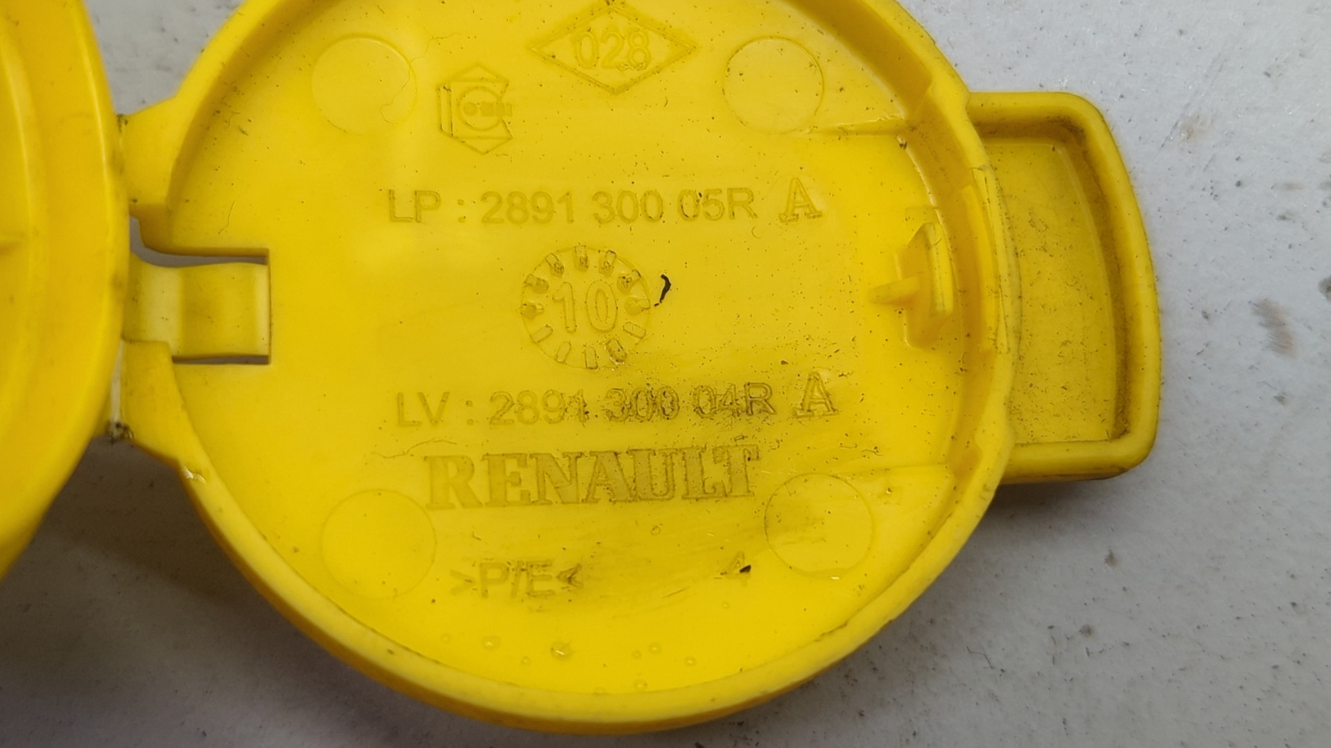 Горловина бачка омывателя