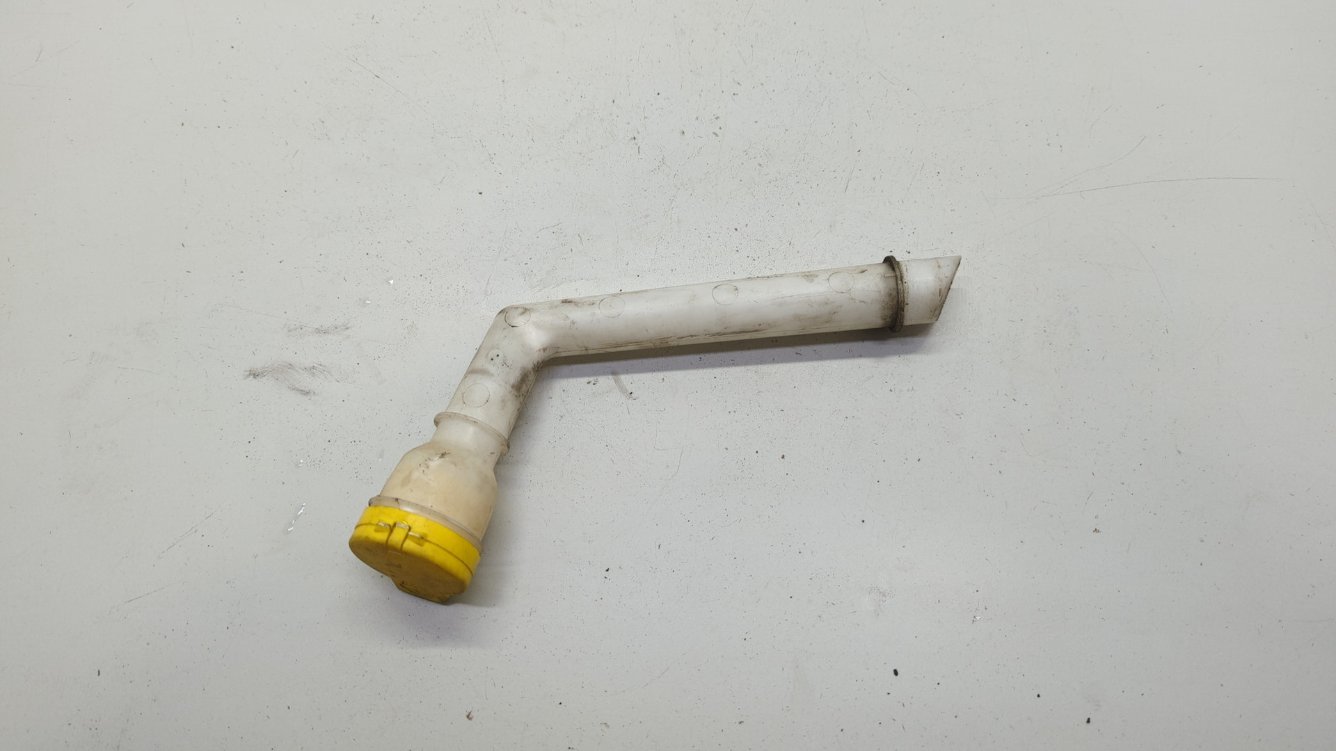 Горловина бачка омывателя