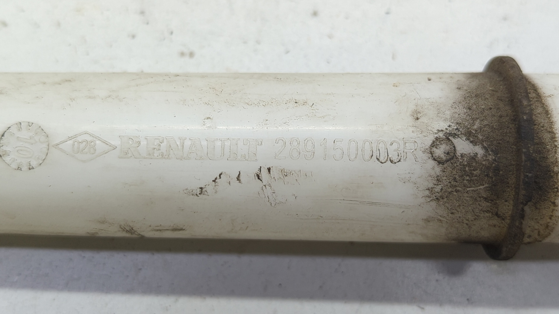 Горловина бачка омывателя