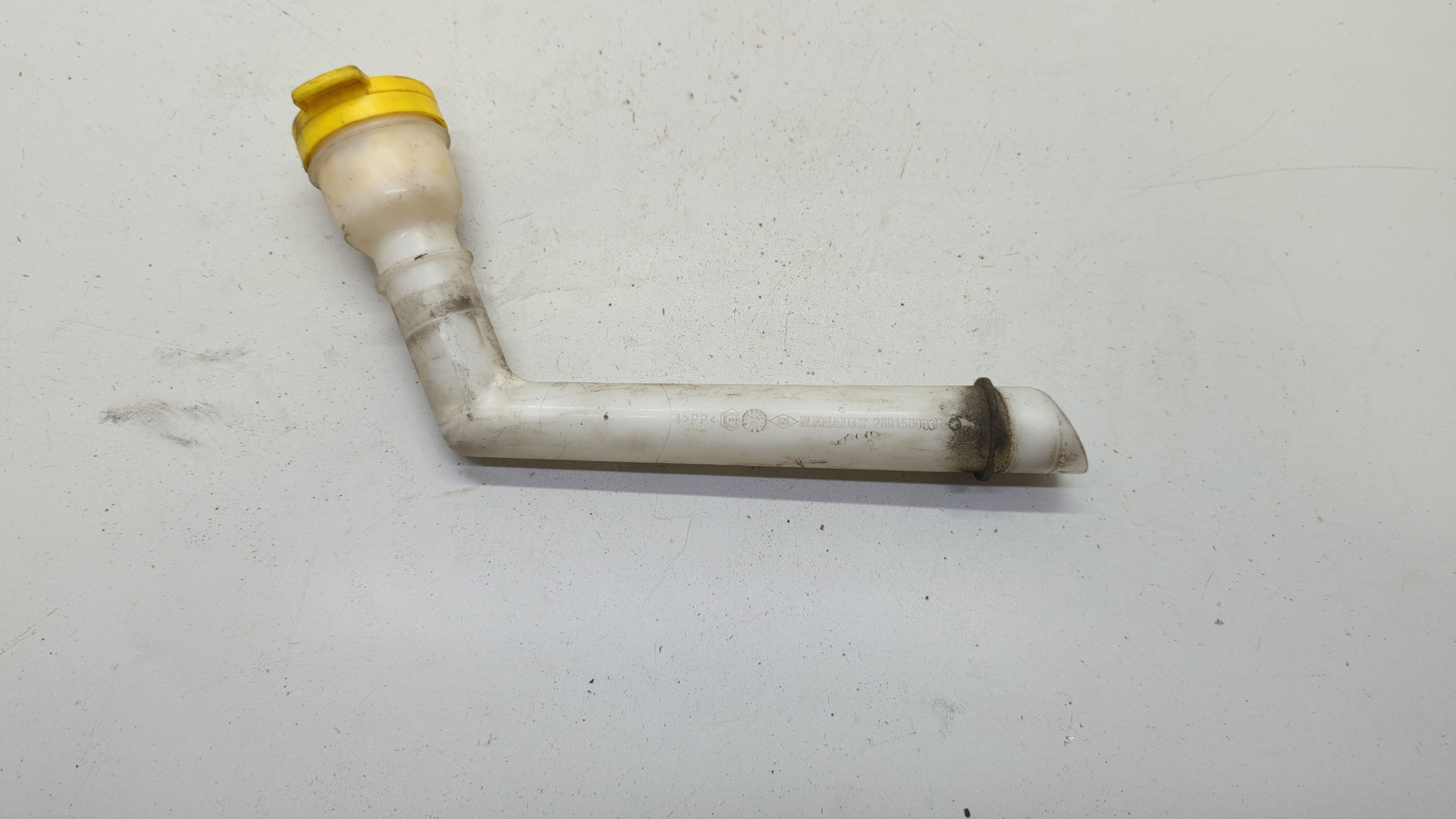 Горловина бачка омывателя