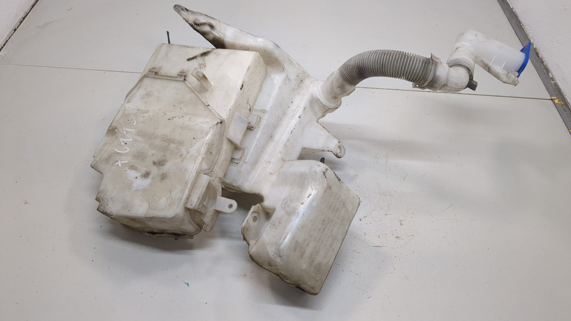 Бачок омывателя лобового стекла