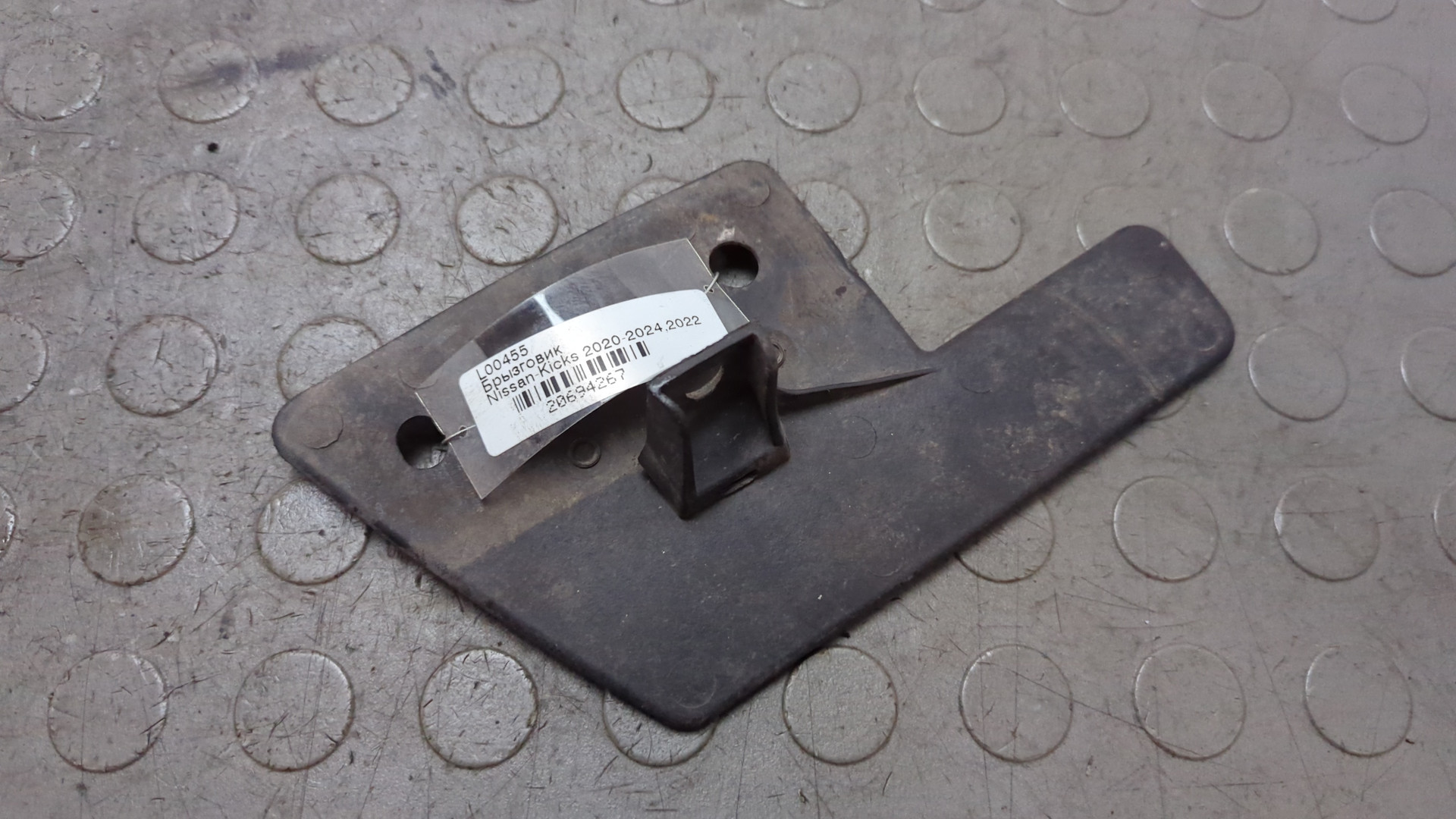 Брызговик задний левый