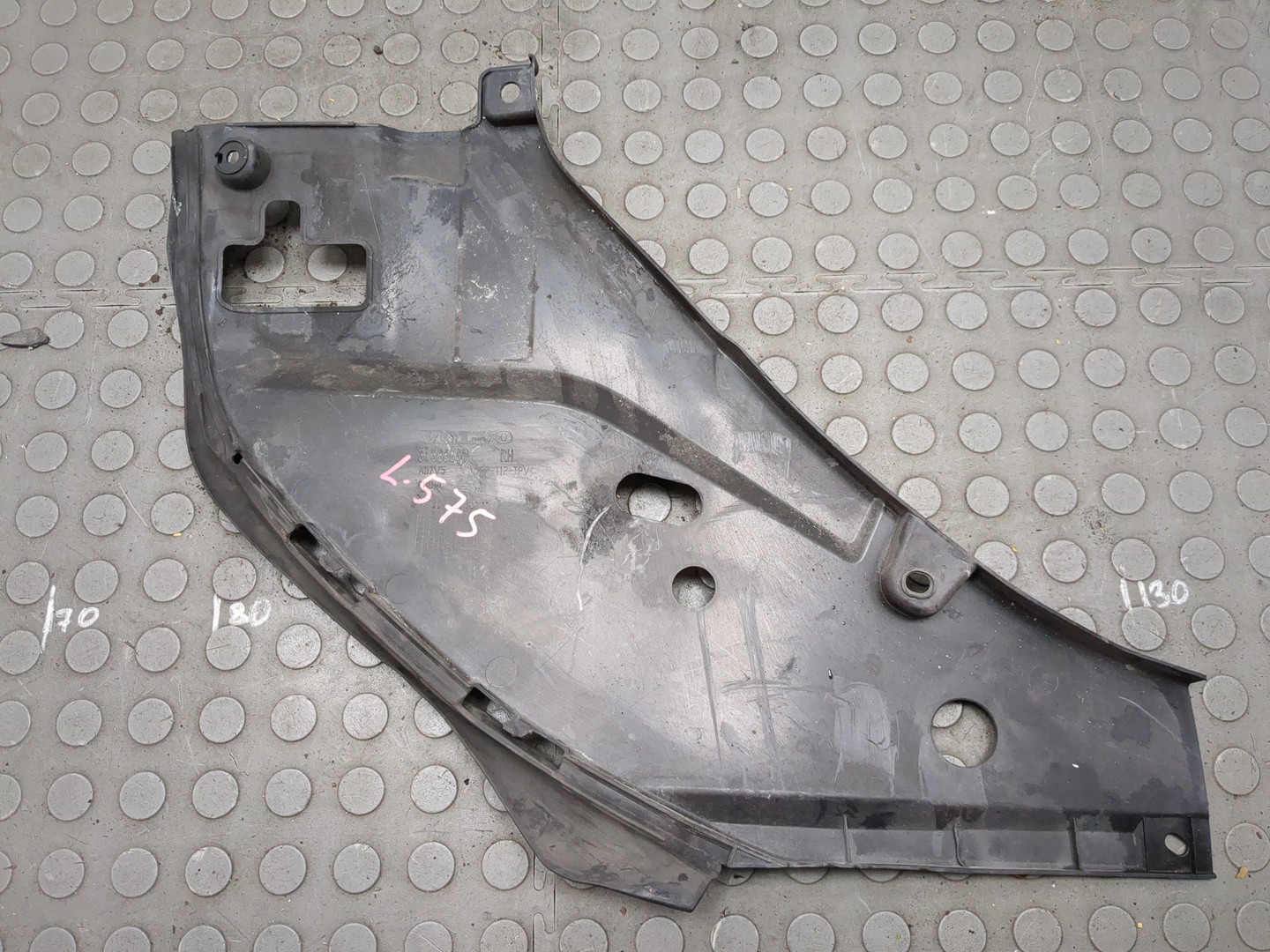 Кожух замка капота