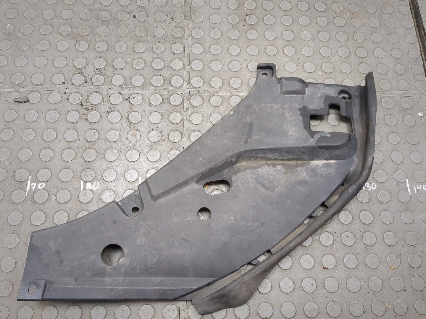 Кожух замка капота