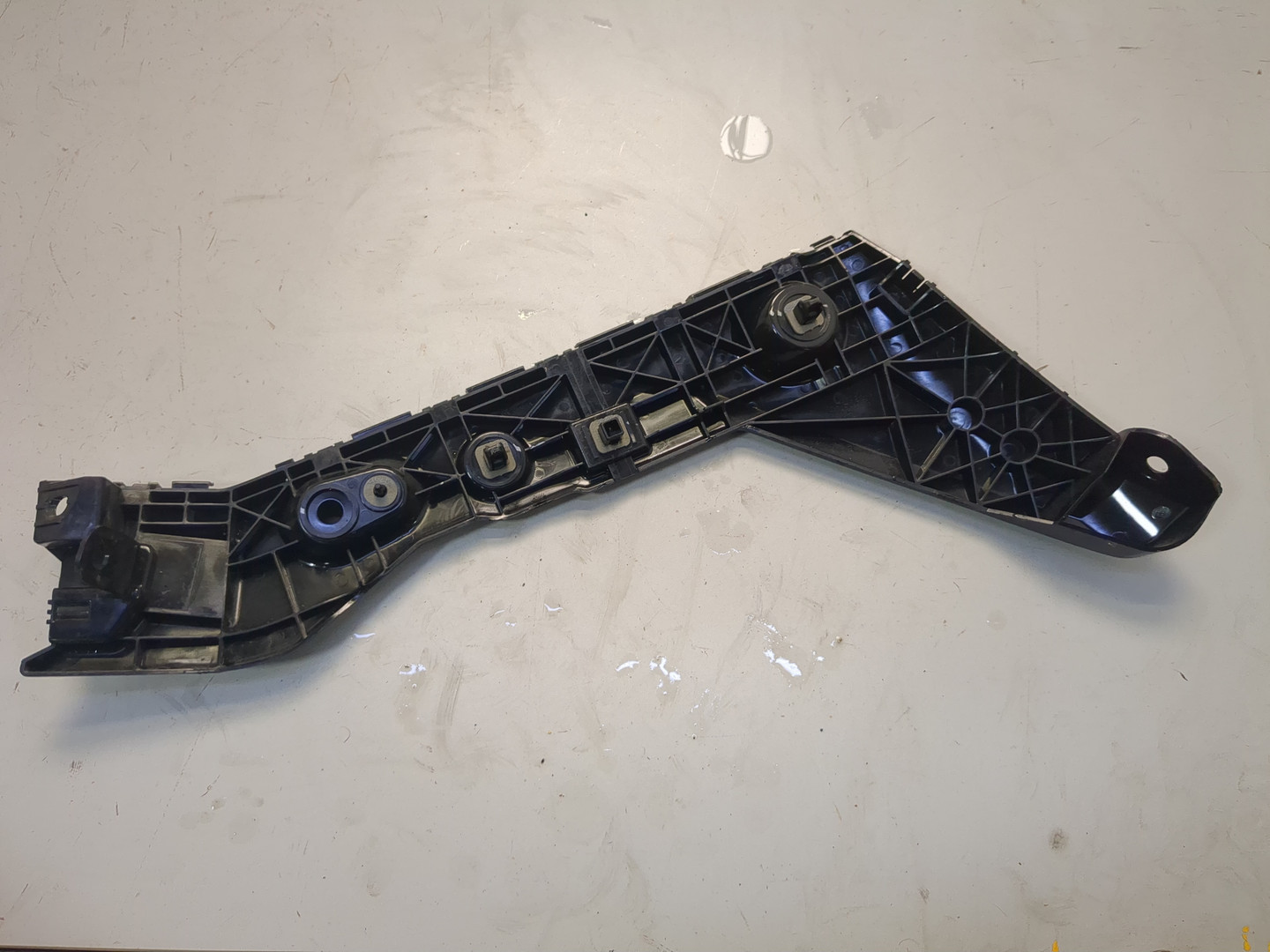 Кронштейн заднего бампера правый