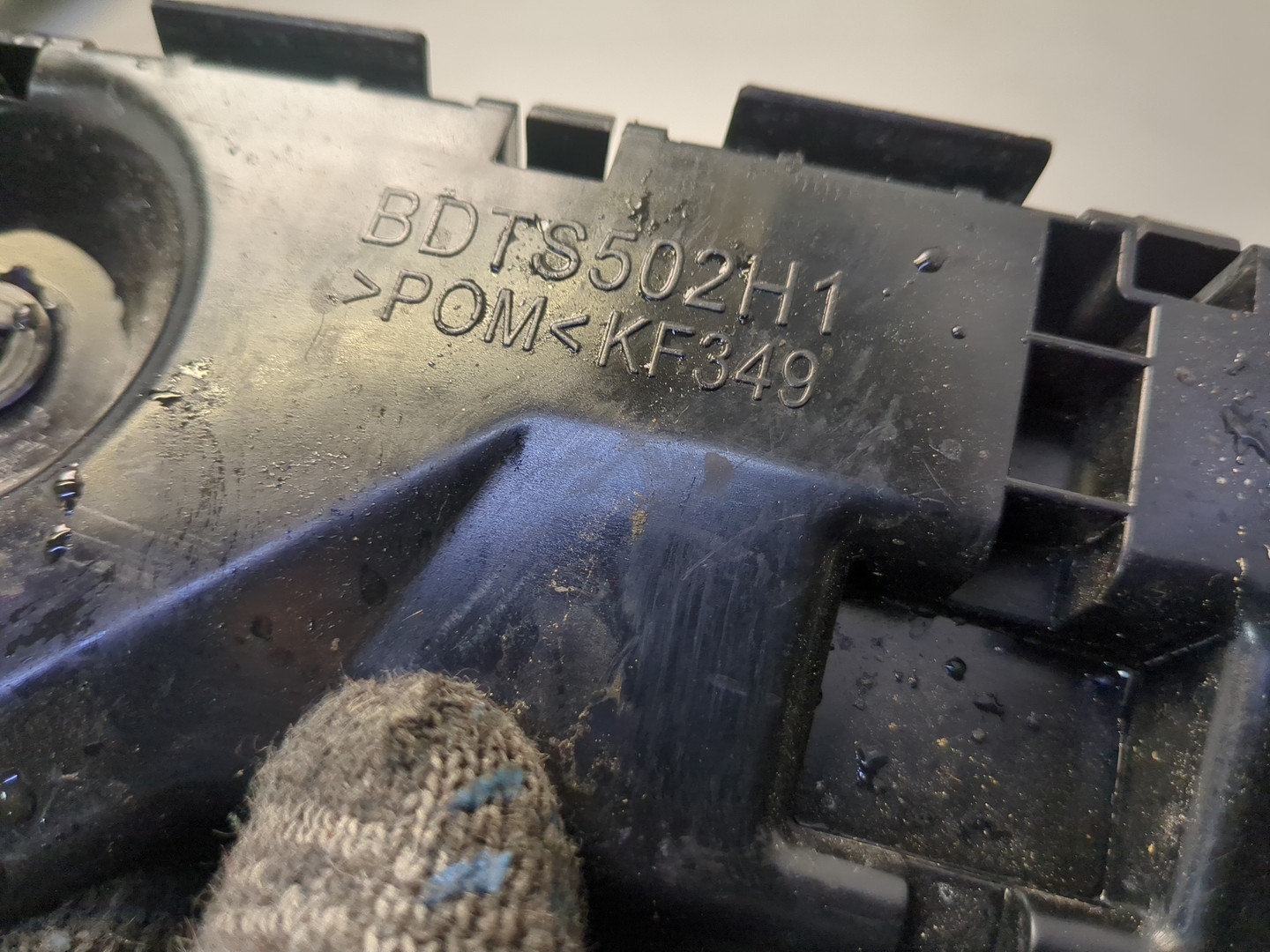 Кронштейн заднего бампера правый