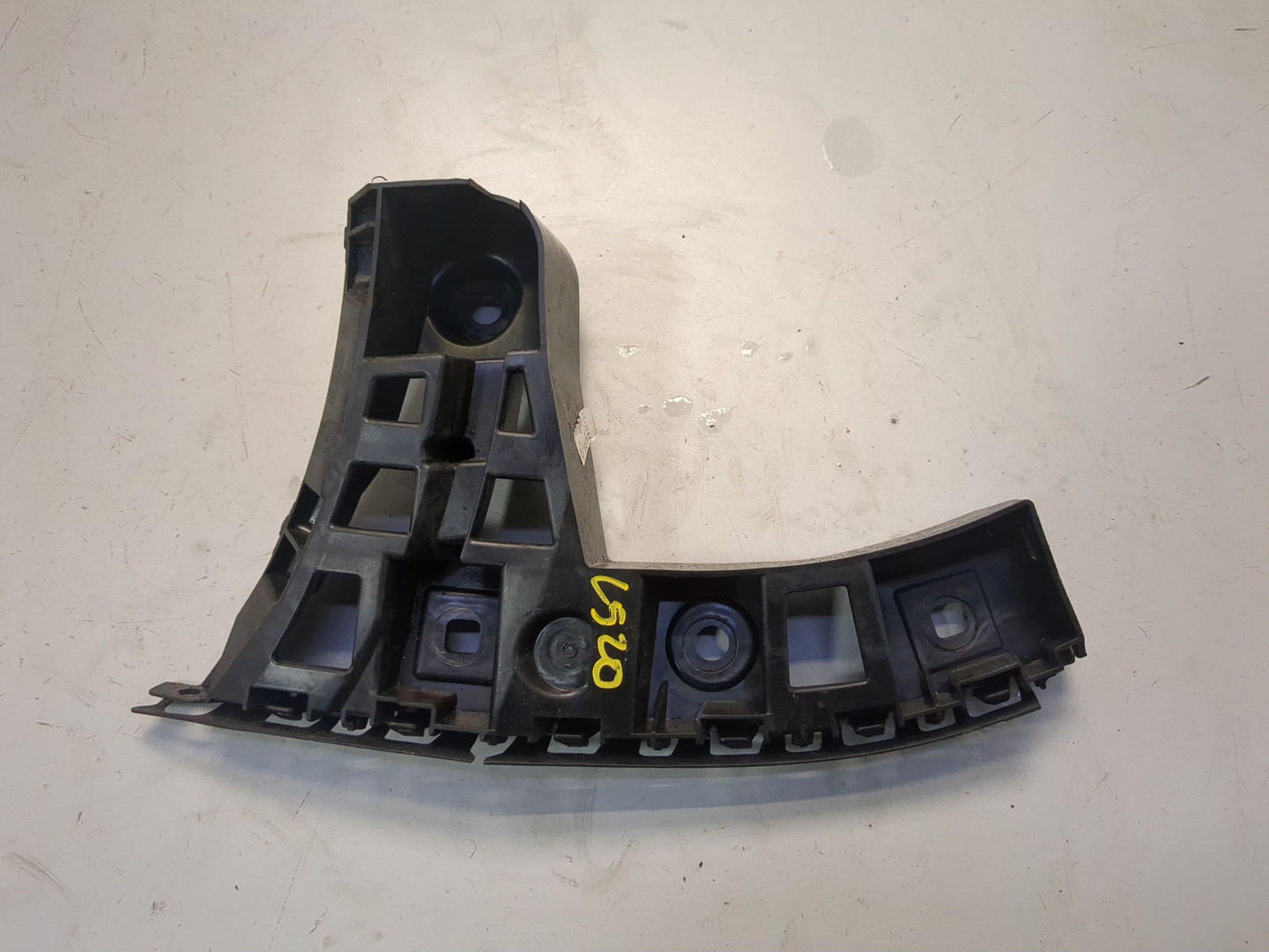 Кронштейн заднего бампера правый