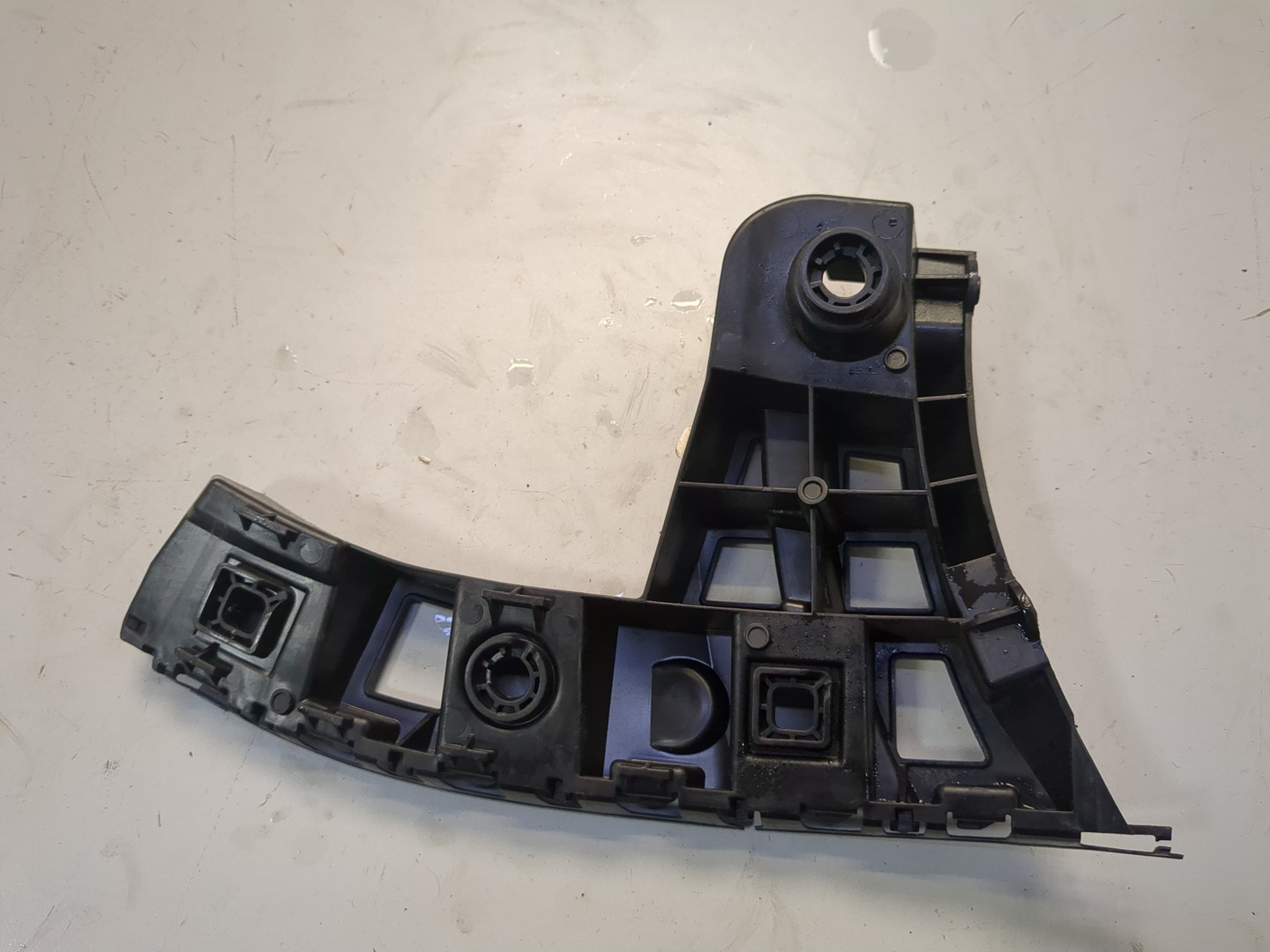 Кронштейн заднего бампера правый