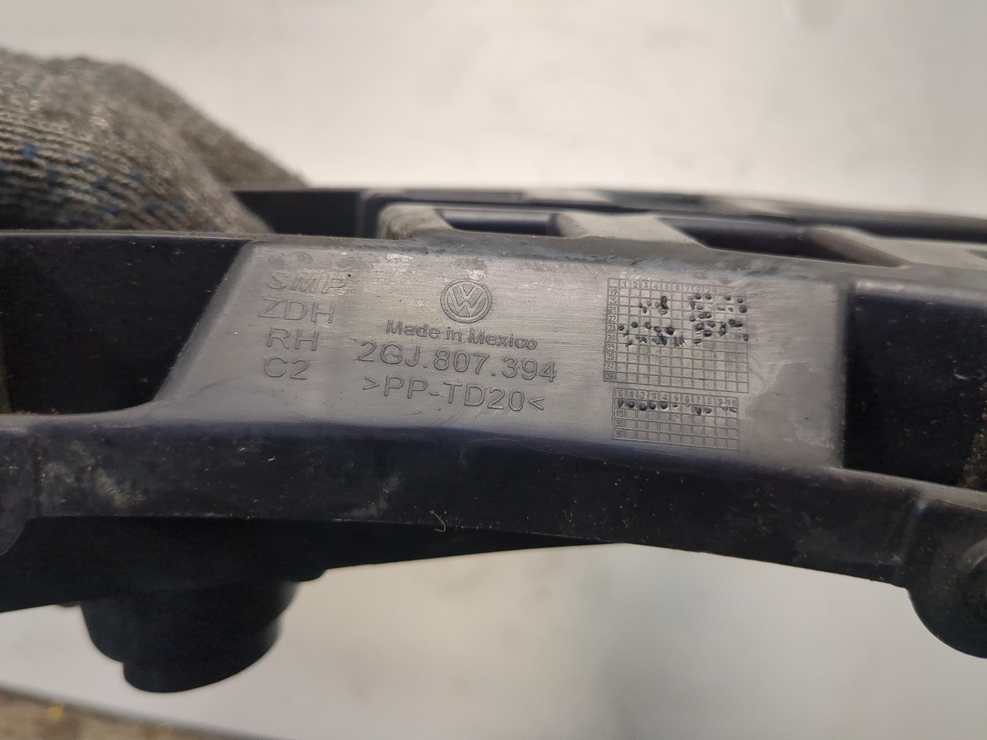 Кронштейн заднего бампера правый