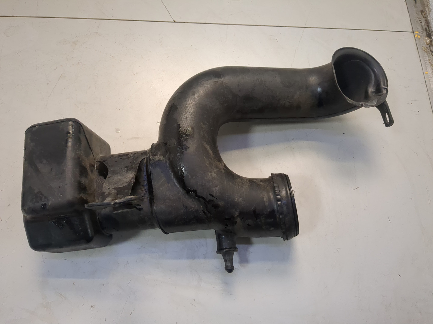 Патрубок воздушного фильтра