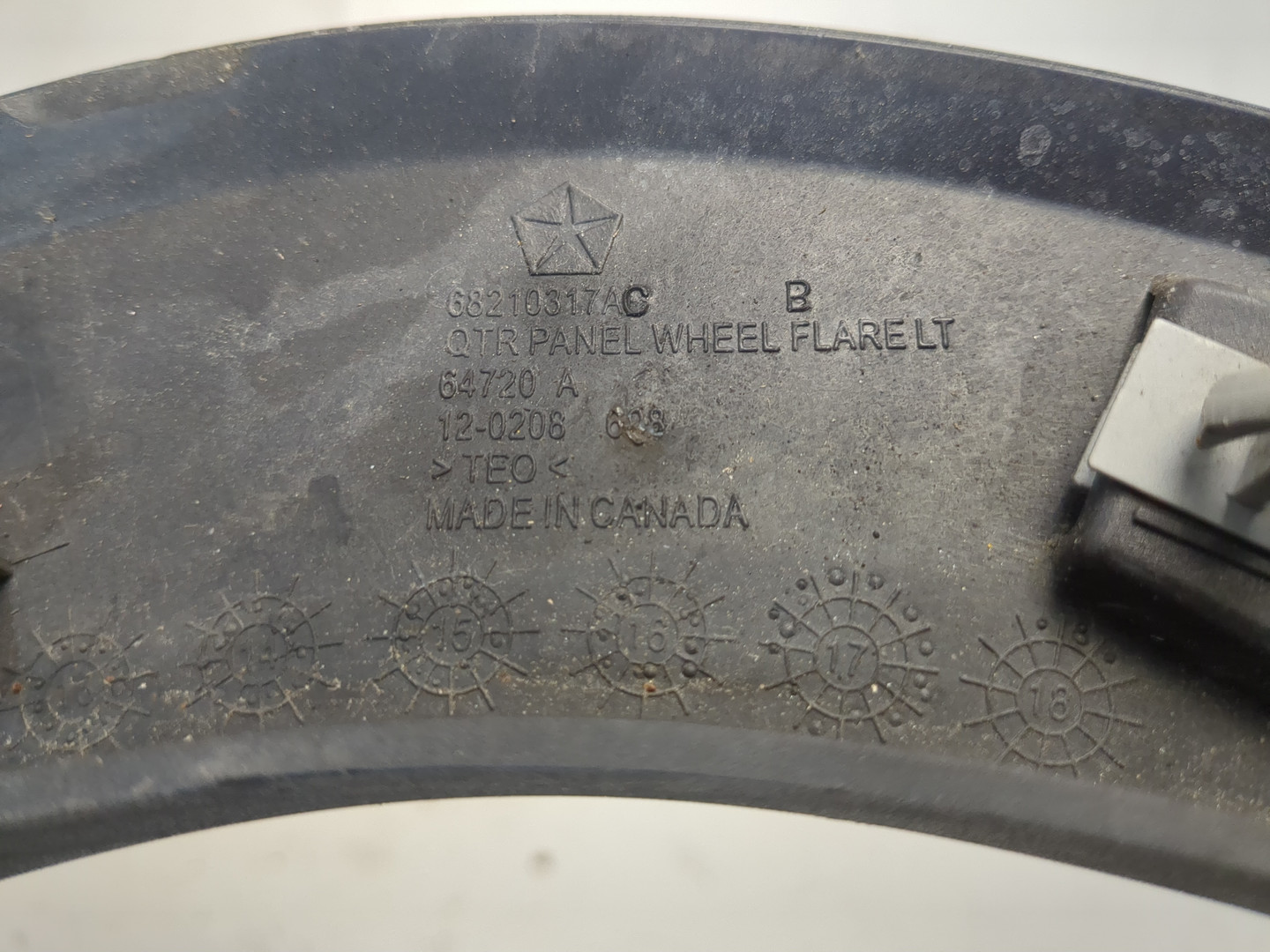 Накладка заднего крыла левого