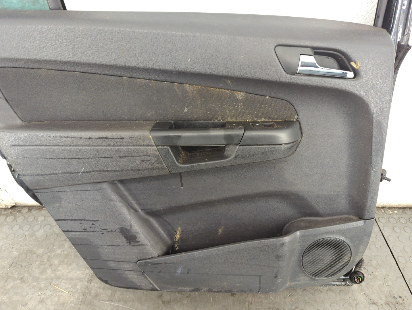 Дверь задняя левая