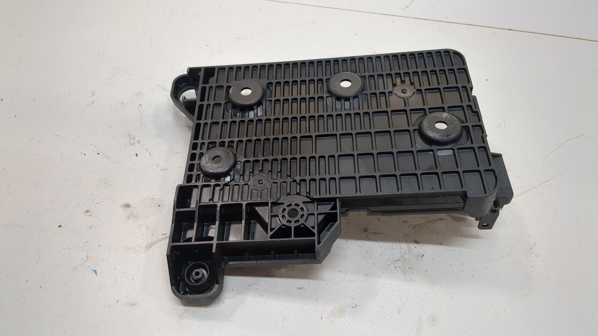 Площадка под аккумулятор (АКБ)