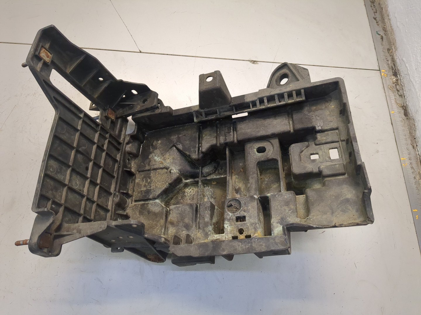 Площадка под аккумулятор (АКБ)