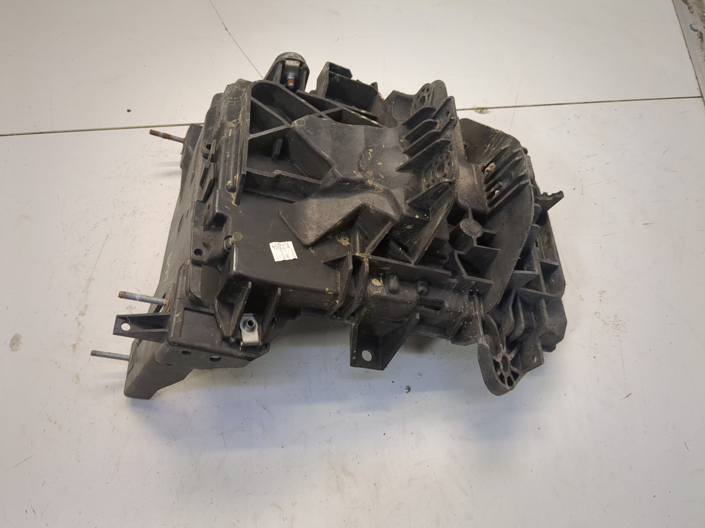 Площадка под аккумулятор (АКБ)