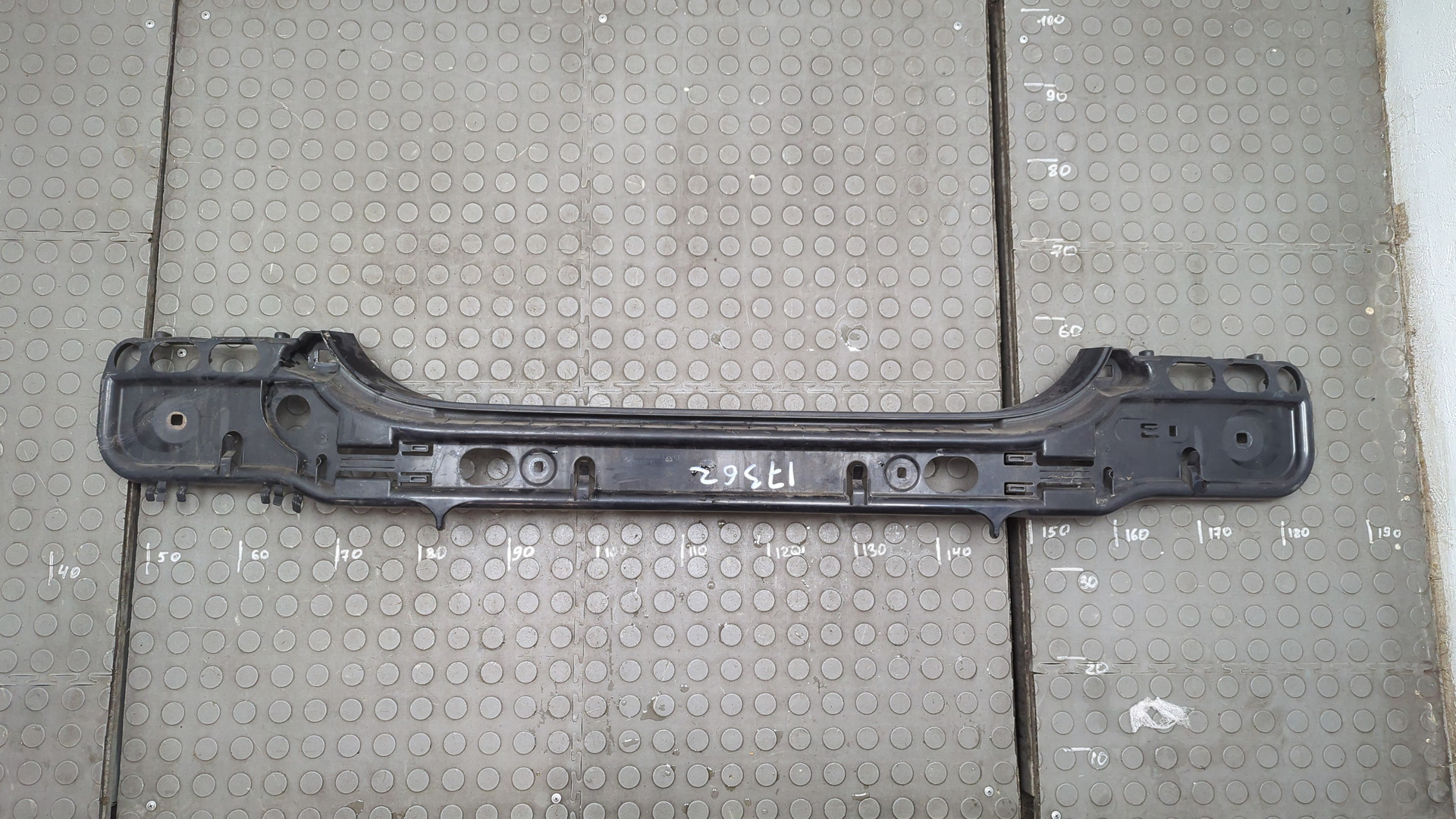 Кронштейн заднего бампера