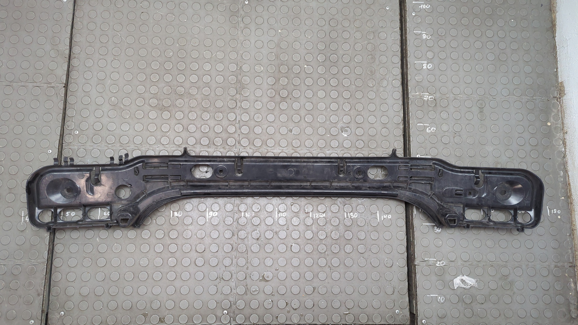 Кронштейн заднего бампера