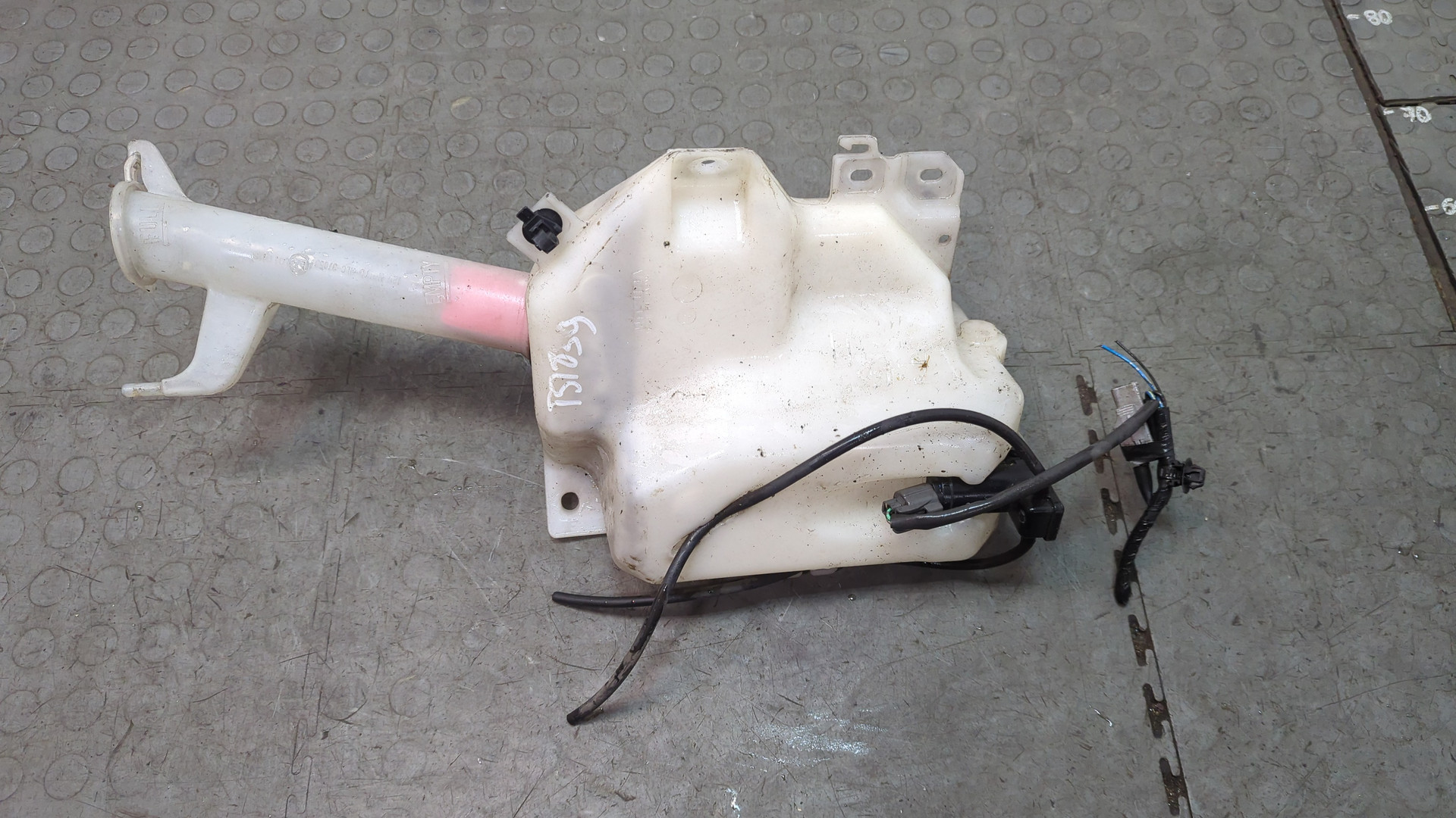 Бачок омывателя лобового стекла