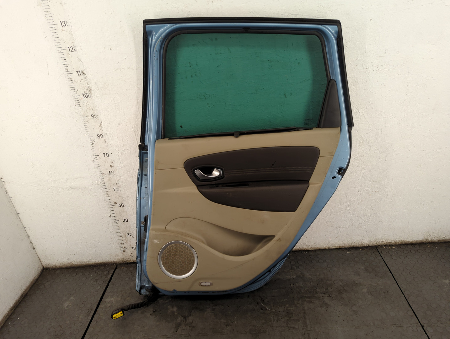 Дверь задняя правая