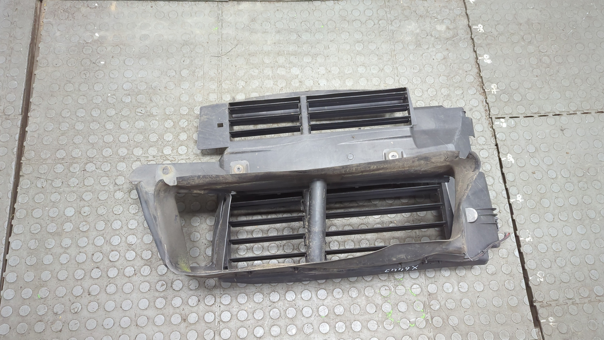 Жалюзи (воздуховод) бампера переднего