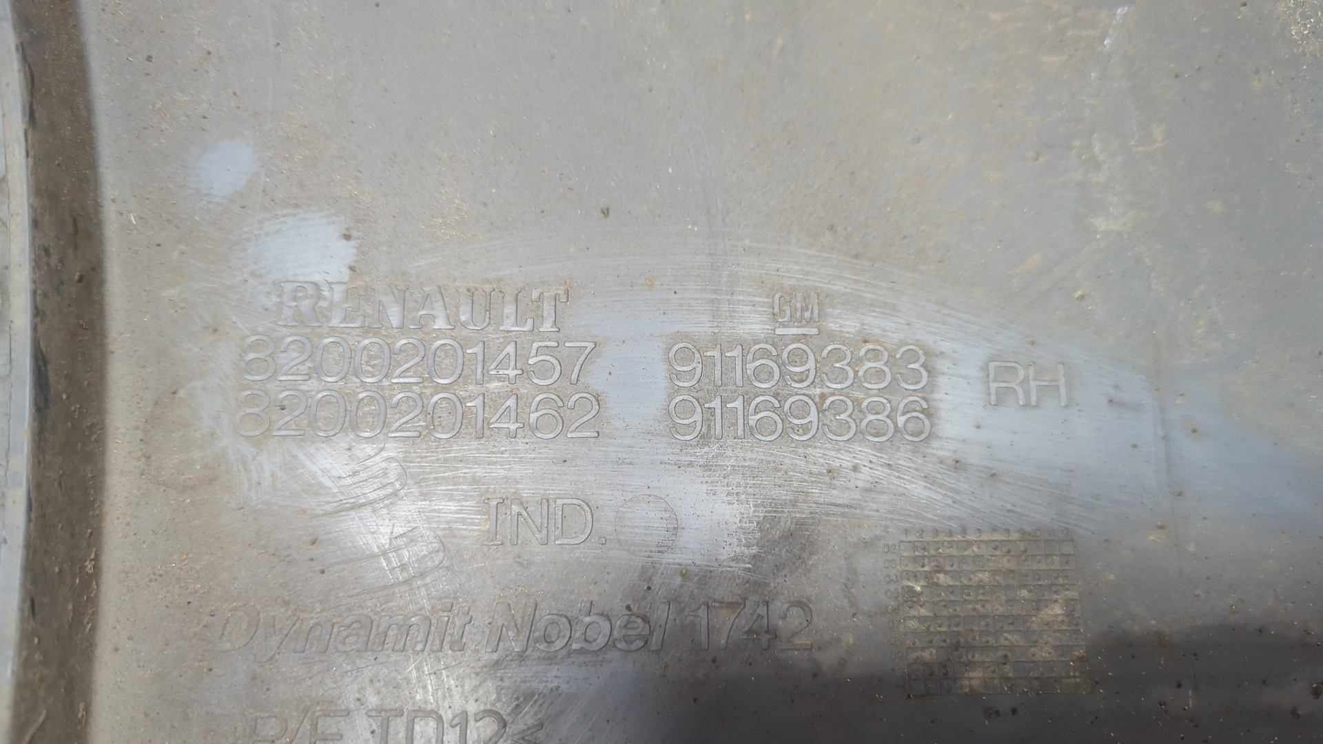 Накладка заднего бампера правая