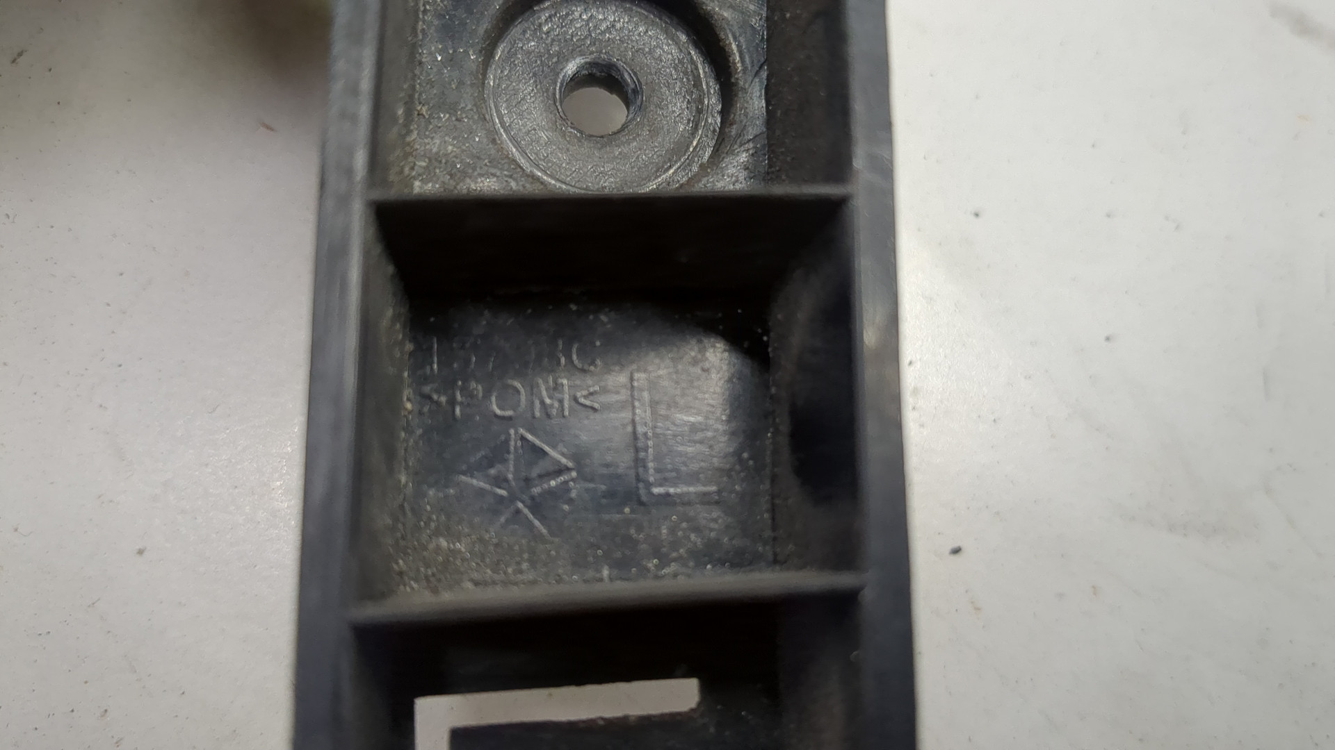 Кронштейн заднего бампера левый