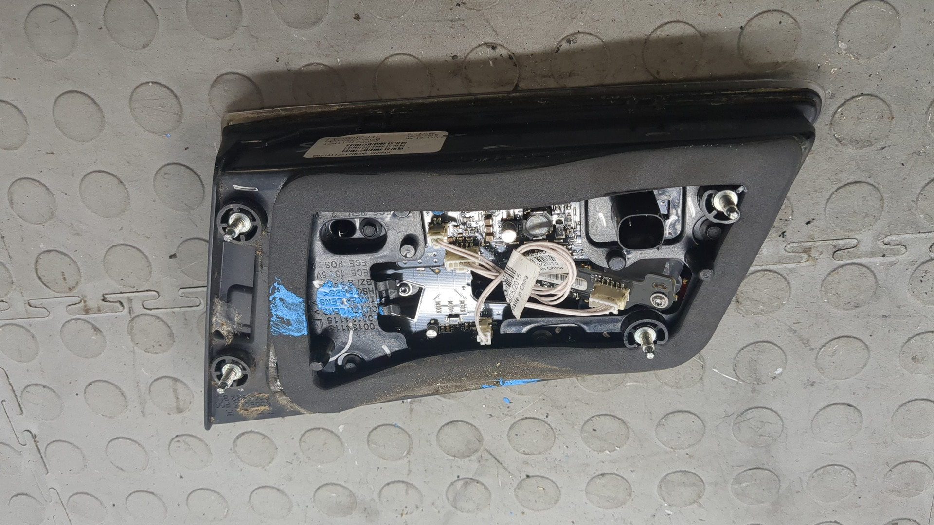 Фонарь задний внутренний левый