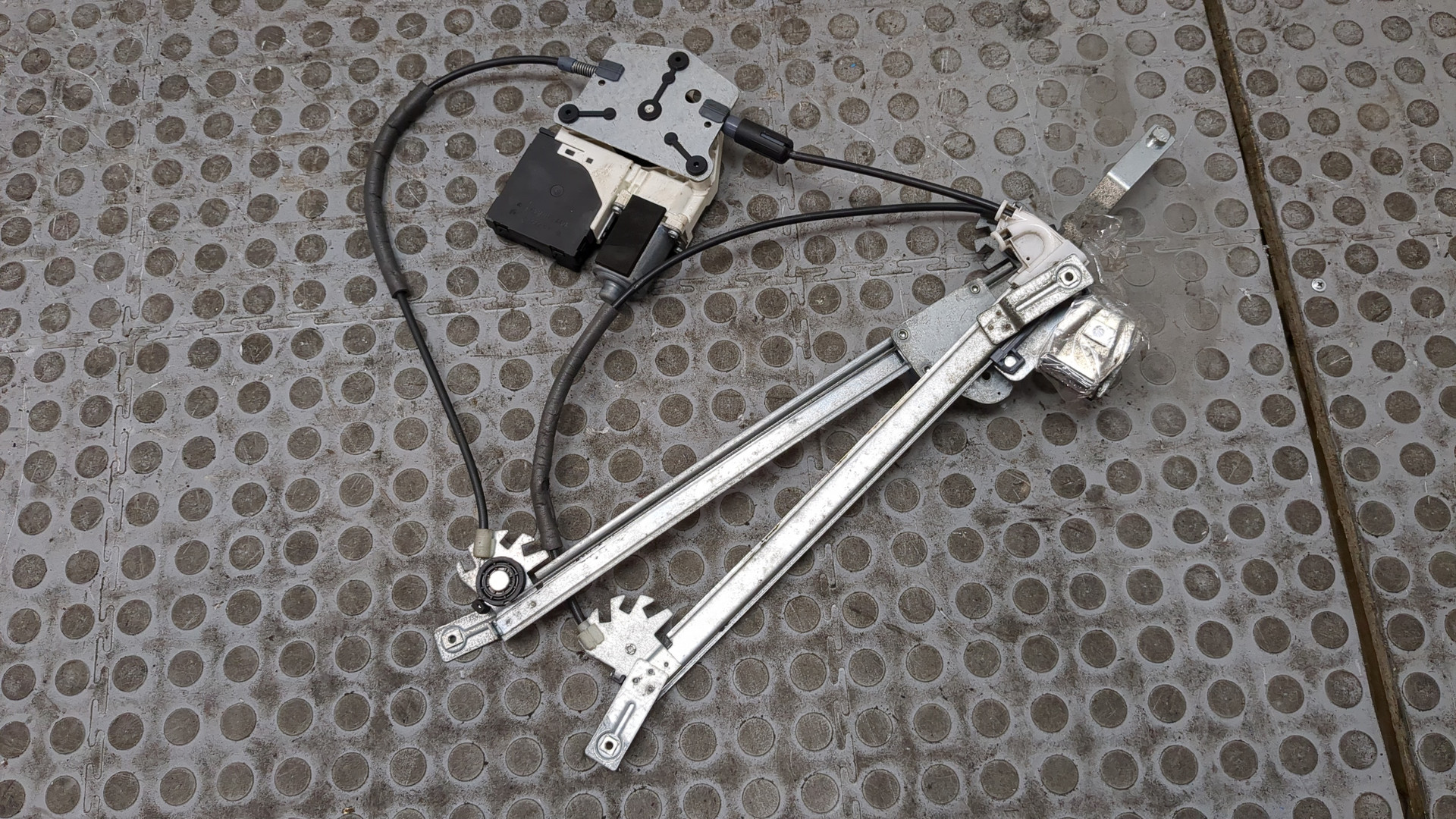 Стеклоподъемник электр. передний правый