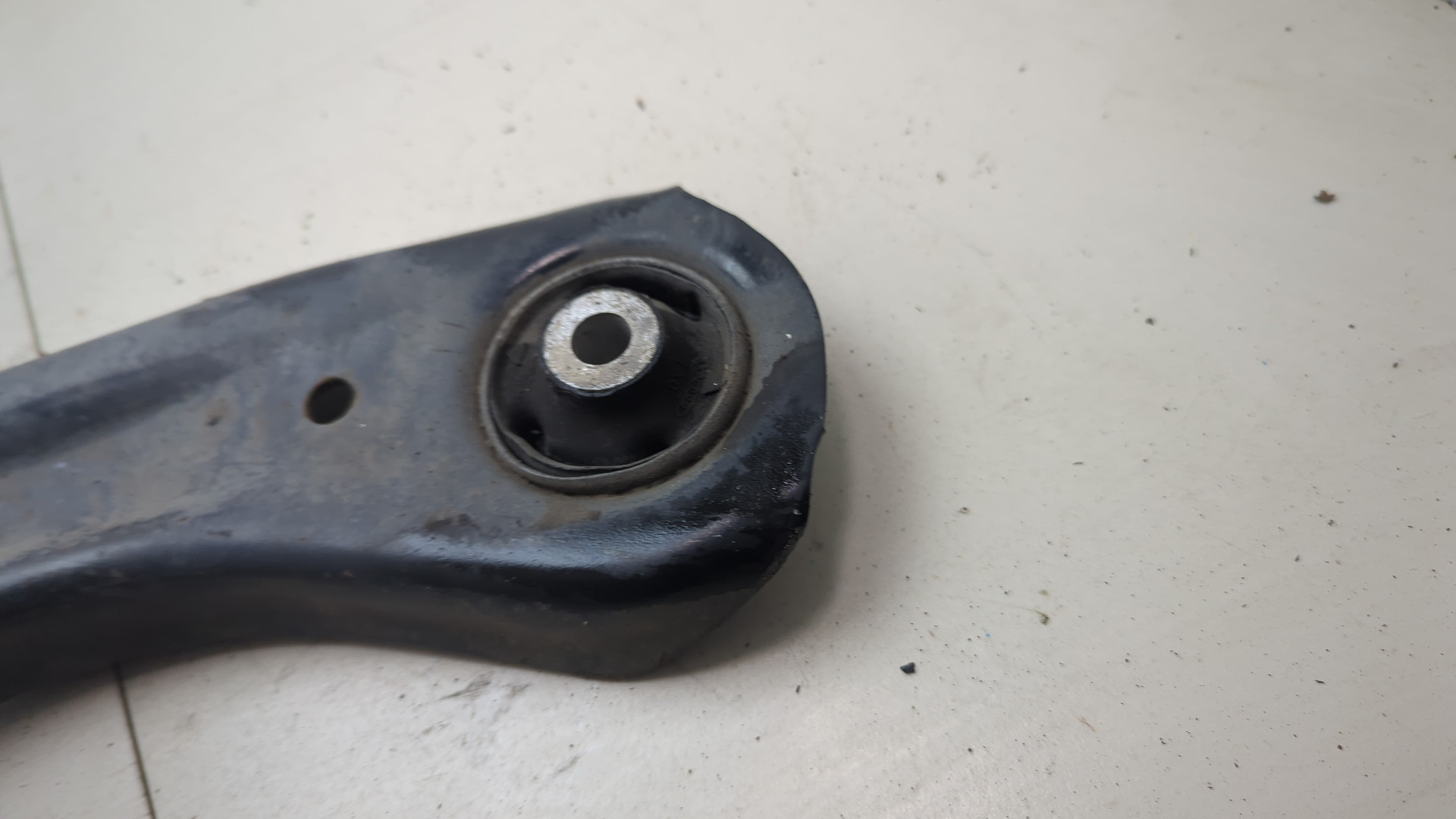 Рычаг передний левый