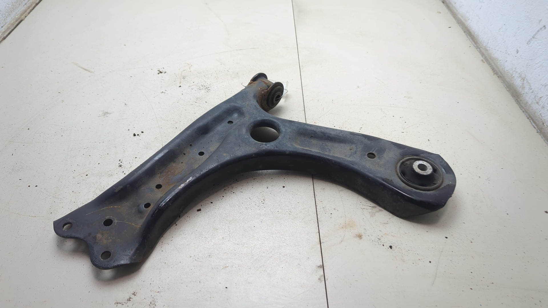 Рычаг передний левый