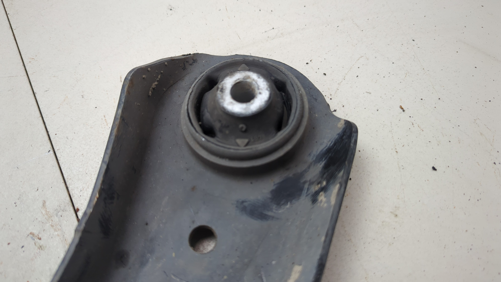 Рычаг передний левый